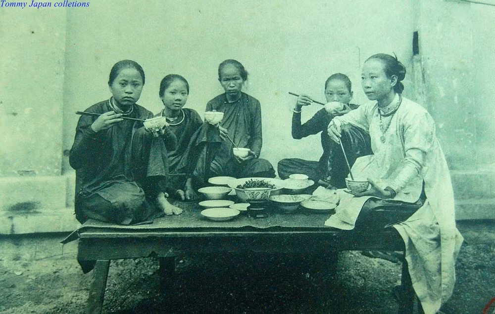 Bữa tiệc trà ngoài vườn.