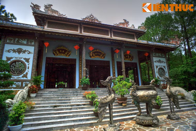 Đền thờ Huyền Trân Công chúa nằm sau cổng tam quan, là công trình trung tâm của quần thể kiến trúc nơi đây.