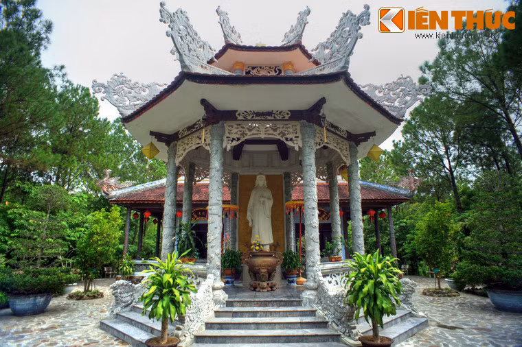 Sau đền có lầu bát giác, nơi tôn tượng Công chúa Huyền Trân sau khi đã về nước và quy y cửa Phật.