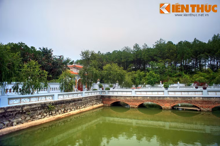 Giữa 4 trụ biểu và cổng tam quan là ba bậc sân rất rộng lát gạch Bát Tràng, có hồ nước và cầu bắc qua tương tự như cầu Trung Đạo bắc qua hồ Thái Dịch trước điện Thái Hòa của Đại Nội Huế.