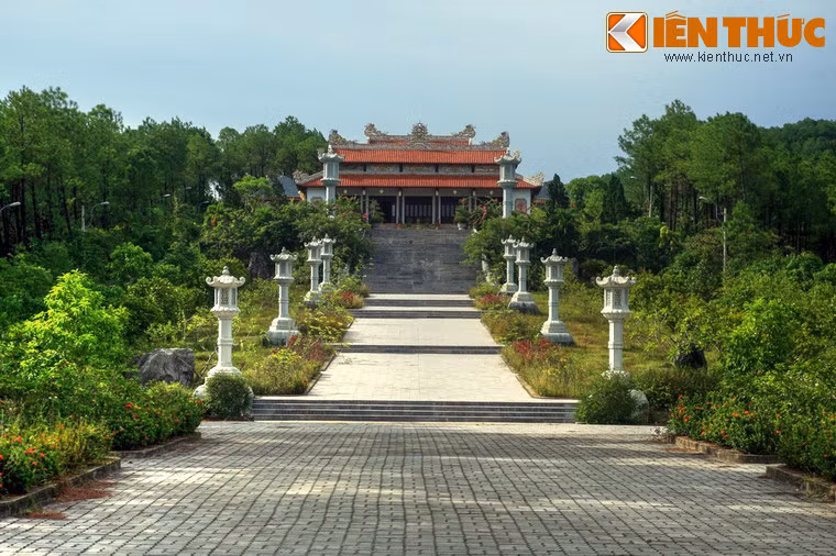 Nằm ở sườn núi phía bên phải đền thờ Huyền Trân Công chúa còn có thiền viện Hương Vân - một công trình thuộc Trung tâm Văn hóa Huyền Trân.
