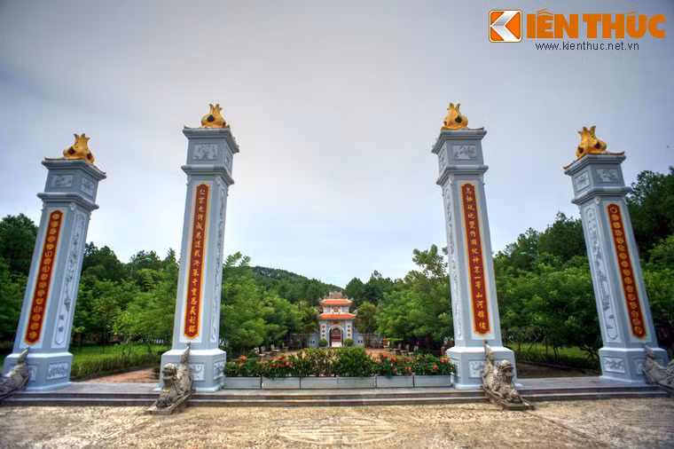2. 7 thế kỷ trước, châu Lý (xứ Huế) đã trở thành vùng đất của người Việt sau cuộc hôn nhân giữa Huyền Trân và vua Chế Mân của nước Chăm Pa. Ngày nay, nơi thờ tự Công chúa Huyền Trân lớn nhất Việt Nam là Trung tâm Văn hóa Huyền Trân, nằm dưới chân núi Ngũ Phong thuộc thôn Ngũ Tây, xã Thủy An (nay là phường An Tây), TP Huế.