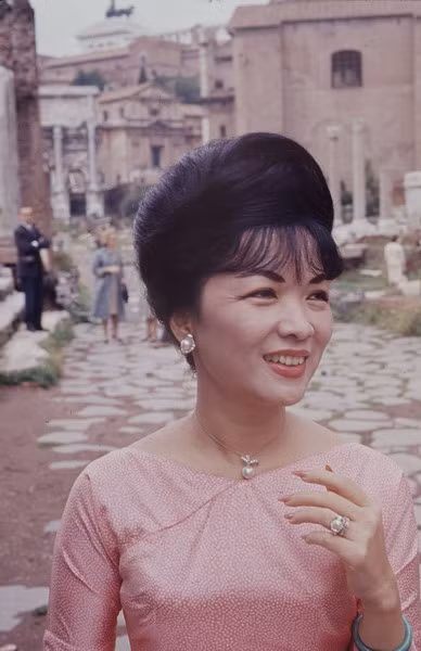 Khi tới Rome, thủ đô của Italia, bà Nhu mặc áo dài màu hồng. Ảnh: John Leongard.