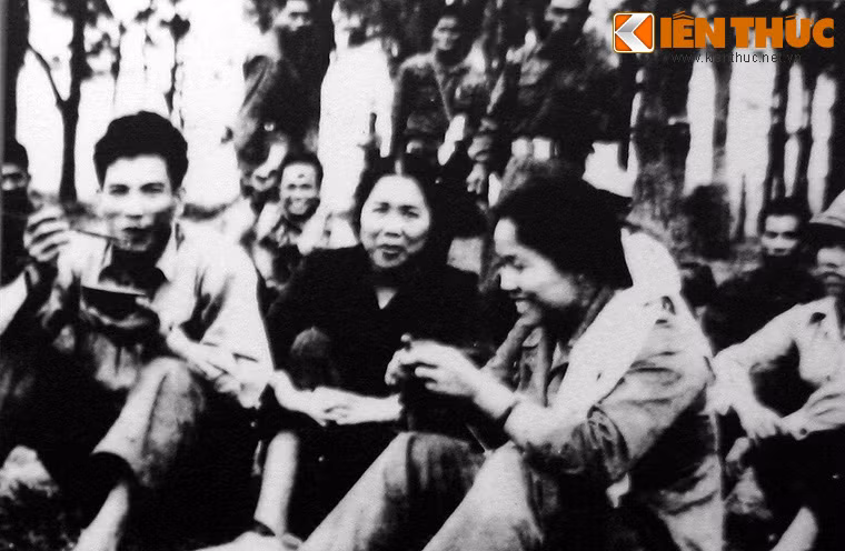 Giờ giải lao của nữ lái xe Trường Sơn, Quảng Bình năm 1968.