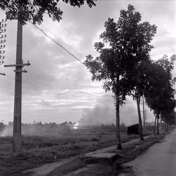 Lửa khói bốc lên ở ngoại ô Sài Gòn.