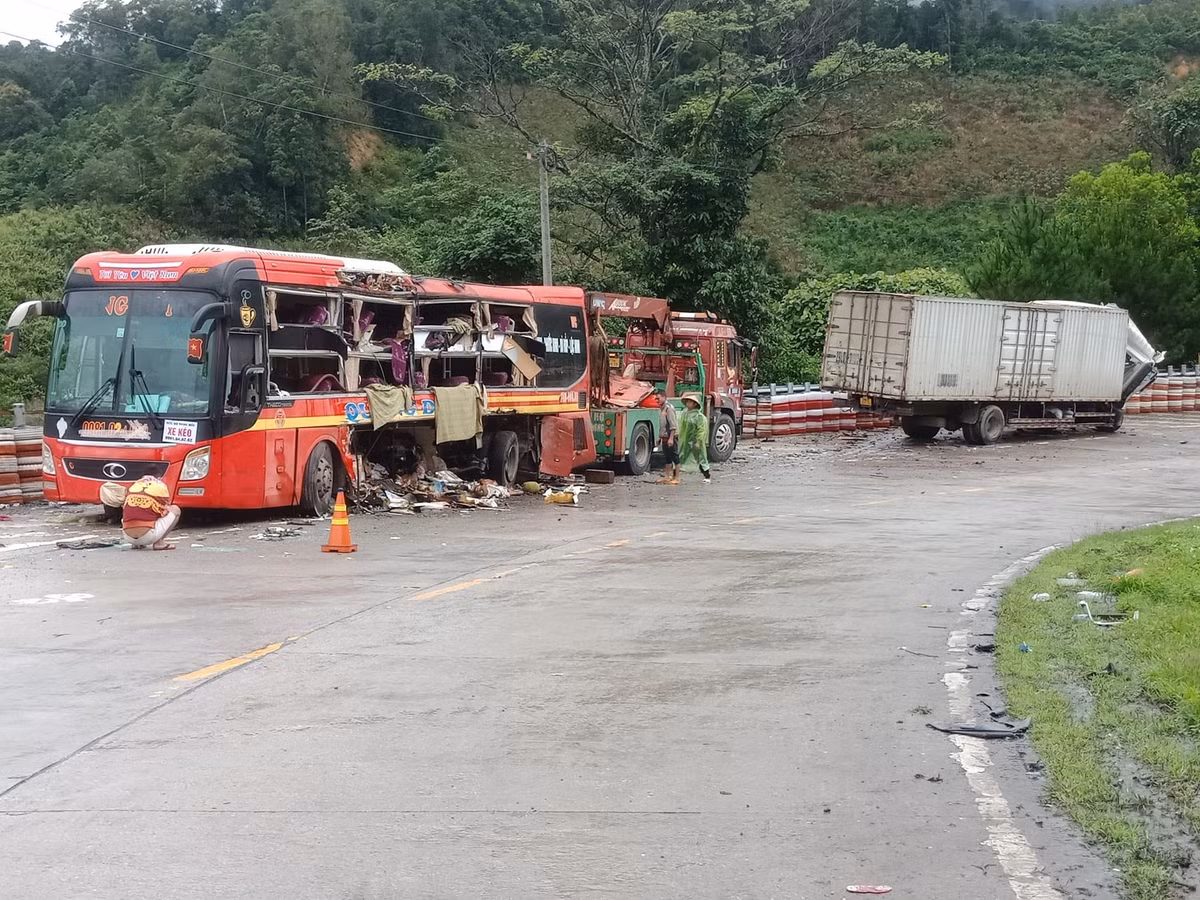 Thời điểm trên, ô tô khách giường nằm mang BKS 74B-00451 (nhà xe Quang Dũng) do Hoàng Gia Lâm (28 tuổi, trú thôn Ái Từ, Triệu Ái, Triệu Phong, tỉnh Quảng Trị) điều khiển trên xe chở theo 32 người (30 hành khách, 2 nhà xe) lưu thông hướng Kon Tum - Quảng Nam (Nam-Bắc) xảy ra va chạm với xe ô tô tải mang BKS 29LD-31113 do Nguyễn Trọng Ninh (40 tuổi, trú TP. Hà Nội) điều khiển trên xe chở theo 1 phụ xe. 
