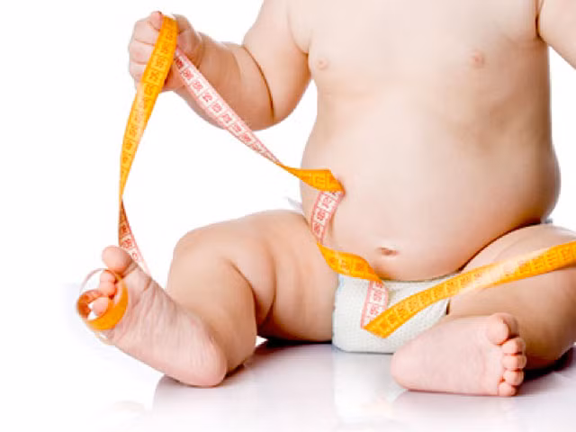 Nên theo dõi bé để thay tã ướt thường xuyên. Sau khi bé đi vệ sinh, cần lau chùi sạch sẽ và sau đó làm khô da cho bé. Khi cho bé đóng bỉm, ở các nếp gấp của đùi và háng, mẹ nên dùng kem chống nẻ cho bé. Lớp này sẽ tạo nên một lớp màng bảo vệ không cho nước tiểu và phân ngấm vào da bé, giúp cho da bé không bị hăm.