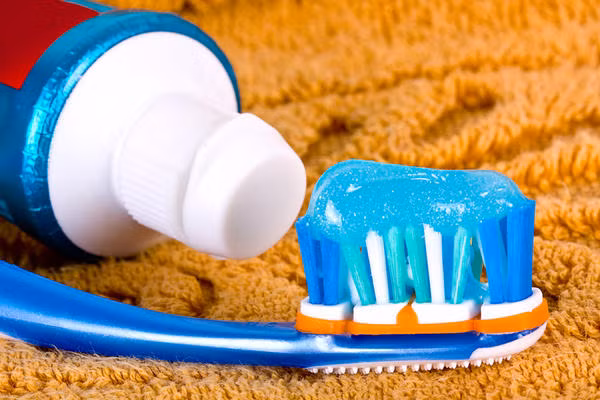 Sodium Fluoride (natri florua). Natri florua là hóa chất được bổ sung vào kem đánh răng để ngăn ngừa sâu răng. Thế nhưng, thực tế cho thấy hàm lượng natri florua nhỏ trong kem đánh răng cũng có thể giết chết một đứa trẻ chỉ trong vòng 2 - 4 giờ sau khi chất độc này thấm sâu vào cơ thể.