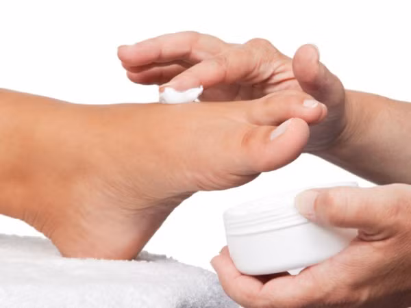 Tấy tế bào chết cho bàn chân. Dùng kem tẩy da chết có chứa các hạt nhẹ chà xát lên bàn chân để tẩy da chết.