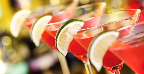  Nghiện Cocktail. Cocktail cũng được tính là một thức uống có chứa rượu. Nếu một ngày bạn uống nhiều hơn hai ly cocktail, bạn đang giết chết làn da cũng mình đấy. Không chỉ rượu, thuốc lá cũng là một chất cực kì có hại cho da. Chúng khiến da bạn bị khô và thiếu nước, làm xuất hiện mụn và các nếp nhăn khiến bạn mau già hơn. 