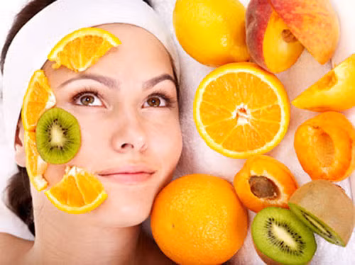 Massage da mặt, đắp mặt nạ trong lúc mụn trứng cá đang viêm cũng góp phần làm tổn thương lan rộng và sâu.