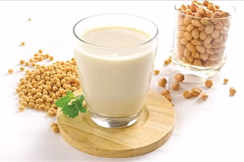 Sữa đậu nành. Sữa đậu không chỉ bổ dưỡng, ít calo mà còn rất hiệu quả trong việc đốt chất chất béo trong cơ thể. Protein, is flavones, glycosides và các thành phần khác trong đậu nành kích thích việc đốt chất tế bào mỡ trong cơ thể nhanh gấp 2 lần. Ngoài ra, đậu nành là thức uống dinh dưỡng giúp bạn bài trừ độc tố khỏi cơ thể một cách hiệu quả.