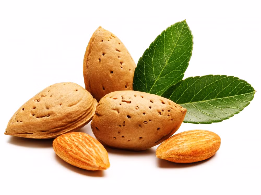 Hạnh nhân. Đây là thực phẩm chứa nguồn vitamin, chất sắt dồi dào, có thể giúp bạn kiềm chế cơn đói, cung cấp năng lượng đầy đủ cho cơ thể. Thêm vào đó, một nghiên cứu mới đây được đăng trên Tạp chí của Hiệp hội tim mạch Mỹ cho thấy ăn hạnh nhân có thể giảm mỡ bụng hiệu quả sau sinh.