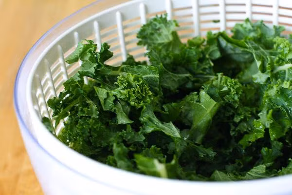Rau lá xanh. Nghiên cứu cho thấy rằng thiếu axit folic có thể liên quan đến chứng bệnh trầm cảm, cạn kiệt năng lượng sau sinh. Các loại rau lá xanh như bông cải xanh, cải xoăn và rau bina đều giàu axit folic và sắt, các chất xơ, ít calo giúp sản phụ sau sinh vừa khỏe mạnh, vừa giảm cân hiệu quả.