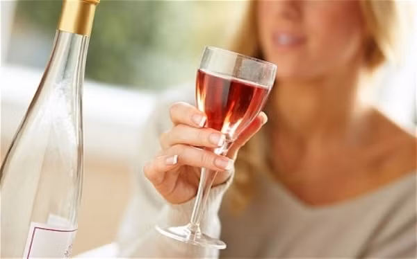  Hạn chế tiêu thụ rượu. Những thói quen như hút thuốc, uống rượu có thể gây hại cho bà mẹ cũng như thai nhi. Hút thuốc làm tăng nguy cơ sẩy thai, sinh non, con nhẹ cân và thậm chí là thai lưu. 