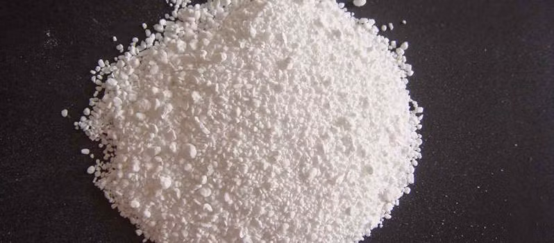 Đầu tiên, chì được trộn với dấm thành thứ bột màu trắng, sau đó, đắp phân ngựa bên ngoài bình đựng để giữ nhiệt độ ở mức 50 - 68 độ C. Khi sử dụng, người dùng đổ thêm dấm vào bình và lấy thành phẩm ra ngoài. Phương pháp làm đẹp này rất được phụ nữ châu Âu và Trung Đông ưa chuộng trong nhiều thế kỷ.