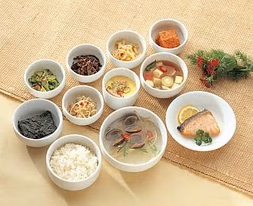 Chú trọng bữa ăn sáng. Nhiều người cho rằng, nhịn bữa ăn sáng sẽ giúp giảm cân nhanh, đó là quan điểm sai lầm. Nhịn bữa ăn sáng sẽ làm cho bạn tăng thêm cảm giác đói và ăn nhiều vào bữa trưa và tối sẽ làm bạn tăng cân nhanh hơn. Do đó, cách giảm cân hữu hiệu các bạn nên chọn chế độ dinh dưỡng đầy đủ vào buổi sáng. Bạn ăn no vào buổi sáng sẽ giúp bạn có cảm giác no, không thèm ăn vặt và giảm ăn lại vào bữa trưa và bữa tối.