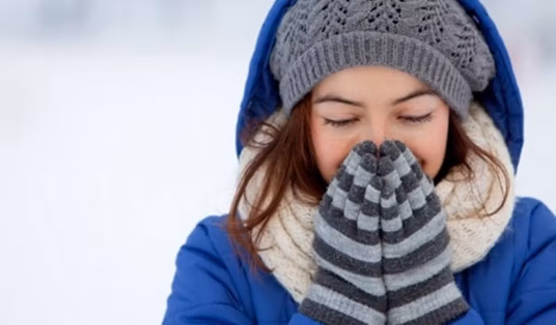  Bị đau ngực do không khí lạnh. Một số người mẹ có cảm giác nóng rát, đau nhói khi chuẩn bị kết thúc quá trình cho bé bú. Núm vú có màu hơi trắng, sau đó chuyển sang đỏ (hoặc màu xanh) trước khi quay lại với màu sắc bình thường. Đó có thể là nguyên nhân”ti mẹ” phản ứng với không khí lạnh ngoài trời, sau khi rời môi trường ấm áp là khoang miệng của bé. 