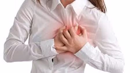  Hoặc dấu hiệu này còn do miệng của bé siết chặt núm vú mẹ, gây cản trở sự lưu thông máu ở khu vực này. Để khắc phục tình trạng này, bạn có thể dùng một chiếc khăn mềm, ấm chườm lên ngực sau khi cho bé bú. Cách này giúp núm vú được xoa dịu. Nếu dấu hiệu bị đau trở nên nghiêm trọng, bạn nên trao đổi với bác sĩ. 