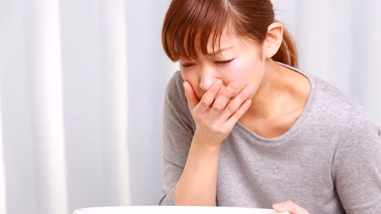  Đau dạ dày và kết sỏi ở bộ máy tiêu hóa. Dạ dày luôn co bóp không, dịch vị tiết ra nhưng không có gì để tiêu hóa, dần dần sẽ dẫn đến viêm loét dạ dày. Do ruột rỗng, nhu động giảm, các chất cặn bã trong ruột của ngày hôm trước không có cơ hội để đào thải ra ngoài, lâu dần nó sẽ kết lại thành sỏi.