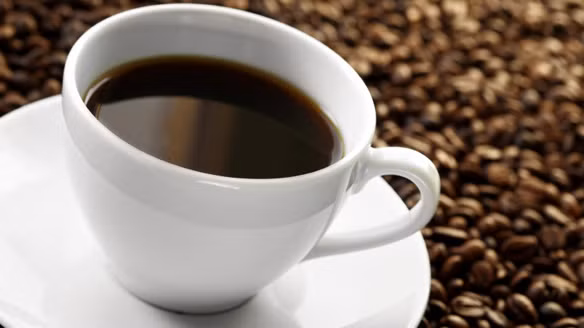 Caffein. Caffein giống như các loại thuốc lợi tiểu khác khiến bạn bài tiết hết các chất lỏng, từ đó làm giảm độ ẩm của cơ thể, trong đó có cả làn da. Làn da bị mất nước sẽ trở nên xỉn màu và già nua. Cách đơn giản nhất để khắc phục tình trạng mất độ ẩm cho da là dùng kem dưỡng da thường xuyên, với các loại mĩ phẩm dưỡng da chứa axit hyaluronic có thành phần siêu dưỡng ẩm.