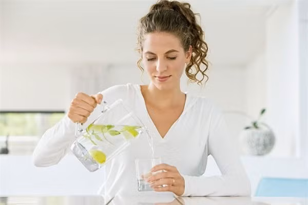 Mỗi sáng, uống từ một đến hai cốc nước có pha chút muối biển và nước chanh. Nước đóng vai trò quan trọng trong việc giải độc cho cơ thể.