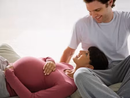  Sinh hoạt tình dục điều độ. Để đảm bảo cho sức khỏe của thai phụ và em bé trong bụng, trong 3 tháng cuối của thai kỳ, nên tránh việc sinh hoạt tình dục để giảm nguy cơ co thắt tử cung dẫn đến sinh non. 