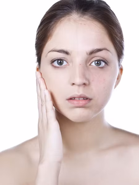 Chọn sai màu kem nền. Lựa chọn sai màu kem nền là lỗi mà rất nhiều người mắc phải khi . Nếu bạn thường nhìn thấy hình ảnh những cô gái trang điểm mắt rất trắng nhưng cổ lại đen tạo sự chênh lệch lớn về màu da hoặc lớp phấn trang điểm trông trắng nhưng lại không tự nhiên thì họ đều mắc phải lỗi chọn sai màu kem nền. Nếu bạn chọn kem nền quá chênh với màu da thật của bạn thì khi trang điểm bạn trông sẽ không tự nhiên và dễ lộ khuyết điểm.