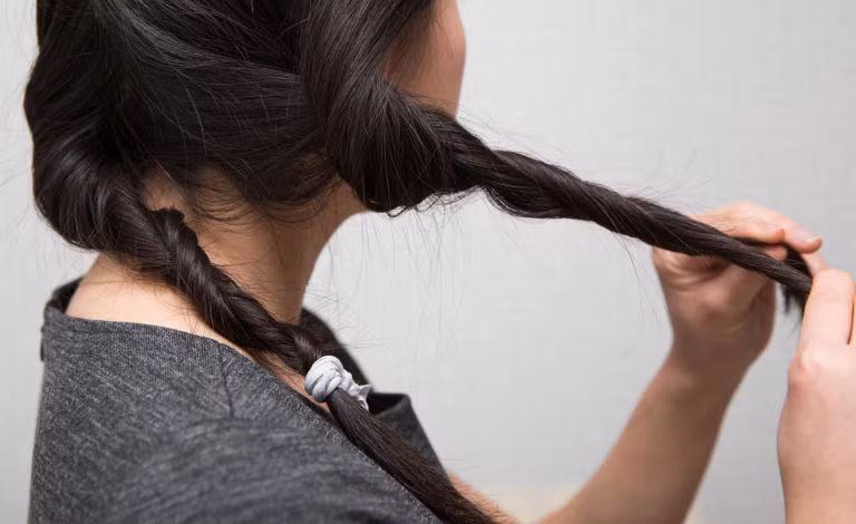  Để giữ lọn tóc xoăn đều đẹp mà không cần dùng máy sấy, hãy kéo thẳng lọn tóc và xoắn chúng lại, sau đó cố định bằng chun trước khi đu ngủ, sáng dậy tháo ra bạn sẽ có mái tóc với lọn tóc xoăn đều đẹp.
