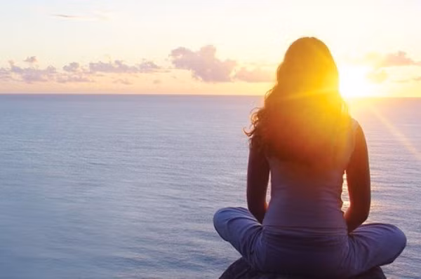 Nói không với stress. Yếu tố tâm lý cũng là một trong những những nhân tố quan trọng trong việc chăm sóc da mặt, ngăn ngừa mụn của phái đẹp. Và stress gây căng thẳng, mệt mỏi là một trong những nguyên nhân gây mụn mà bạn cần loại bỏ ngay từ bây giờ. Để giảm thiểu tối đa tình trạng stress thì bạn hãy điều chỉnh cuộc sống của mình lành mạnh hơn bằng cách đi ngủ sớm, ngủ đủ giấc, thường xuyên vận động thể dục thể thao…