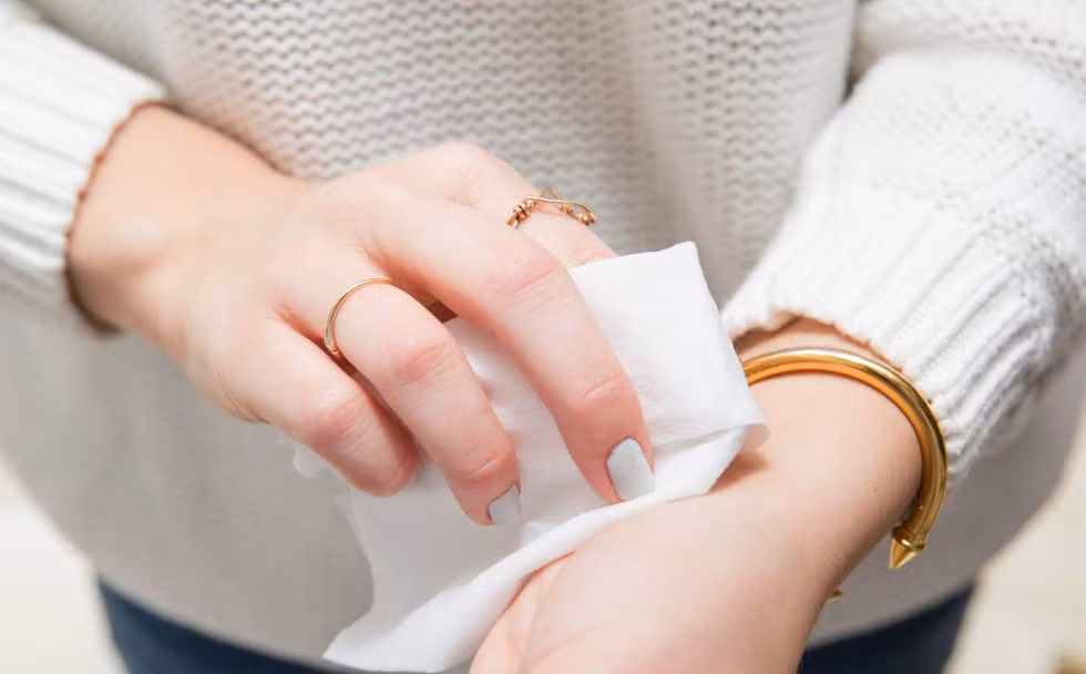  Nếu bạn thử nước hoa và không ưng ý với mẫu mùi hương vừa xịt xong, hãy dùng giấy ướt tẩy trang để tẩy mùi hương. 