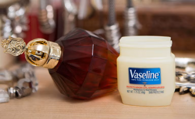  Để giữ mùi nước hoa lâu hơn, hãy thoa vaseline lên da trước khi xịt nước hoa. Chất mỡ và ẩm của vaseline có tác dụng giữ mùi hương nước hoa đọng lại cơ thể lâu hơn. 