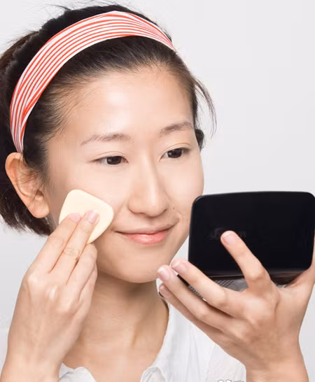 Lớp phấn nền dặm quá nhiều. Thói quen này gây bí, bít lỗ chân lông với tình trạng phấn lớp mới lớp cũ chồng lên nhau. Vì vậy, mỗi khi muốn dặm lại hoặc làm mới lớp trang điểm trên gương mặt mình, bạn cần phải lấy đi toàn bộ lớp trang điểm.