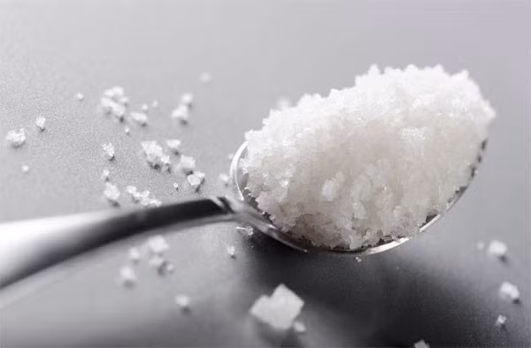  Giảm ăn muối: Chất muối có thể làm nặng hơn sự sưng nề. Cố gắng giảm lượng muối lại trước khi có kinh nguyệt khoảng 1 tuần lễ, bạn sẽ ít đau hơn. 