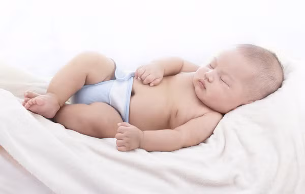 Dừng sử dụng ngay nếu bỉm gây kích ứng. Nếu mẹ chọn dùng cho con loại bỉm nào, thấy con bị dị ứng hoặc có dấu hiệu mẩn đỏ, hăm da thì nên chuyển ngay cho con dùng một loại bỉm khác. Nhưng điều đó cũng chưa phải là căn cứ cuối cùng đánh giá chất lượng của một loại bỉm. Rất có thể, bé không hợp loại bỉm này nhưng lại hợp loại bỉm khác.