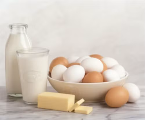 Chế độ dinh dưỡng. Chế độ dinh dưỡng giàu vitamin A, C, E, K sẽ giúp da vùng ngực khoẻ mạnh và săn chắc hơn. Đặc biệt, ăn uống nhiều rau củ tươi và các loại quả mọng như dâu tây, mâm xôi, nho giàu chất chống ô-xy hoá là một cách chăm sóc da vòng một hiệu quả. Ngoài ra, bạn có thể nhờ bác sỹ tư vấn về việc uống viên nang chứa can-xi và vitamin D để bổ sung chất cho bộ ngực.