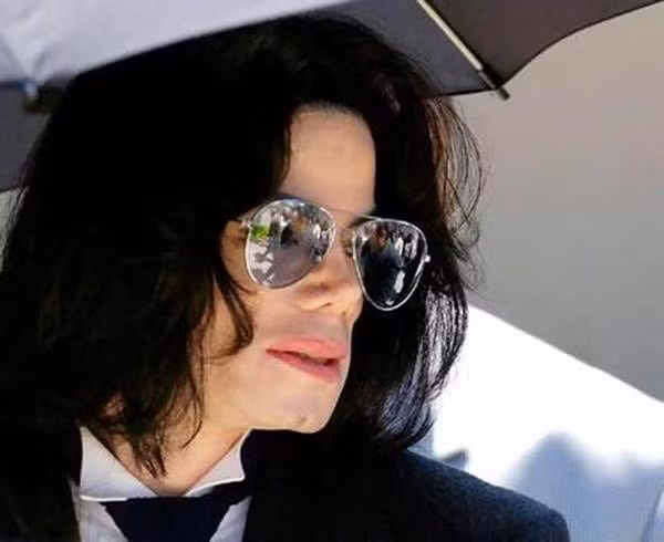 Michael Jackson. Cậu con trai út của Michael Jackson, Blanket được sinh ra bởi một người phụ nữ đẻ thuê bí mật năm 2002. Sau khi MJ qua đời, thông tin về mẹ của cậu bé lần đầu tiên được tiết lộ. Người mẹ đẻ thuê này là một y tá người Mexico tên là Helena. MJ đã trả cho Helena 20 triệu đô và rất nhiều món quá đắt tiền để có được bé Blanket chào đời.