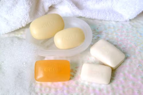  Không sử dụng xà phòng. Xà phòng làm mất độ ẩm của làn da sau khi tắm, đặc biệt với da khô. Vậy thay vì dùng xà phòng bạn hãy sử dụng loại sữa rửa mặt nhẹ nhàng hay chất làm sạch vì chúng không chứa sút và chứa kem dưỡng ẩm. 