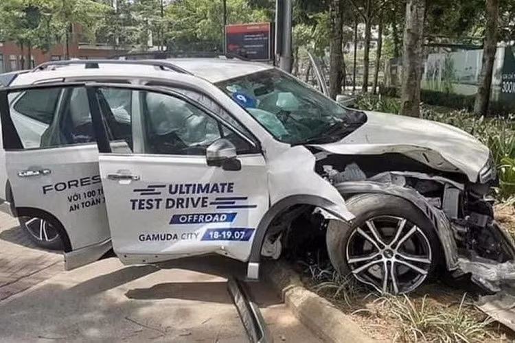 Khach hang lai thu Subaru Forester dam thang vao goc cay