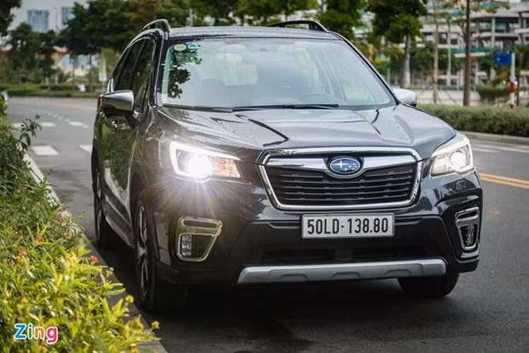 Khach hang lai thu Subaru Forester dam thang vao goc cay-Hinh-2