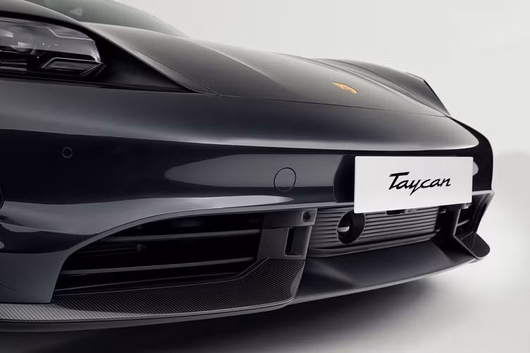 Ra mắt hồi tháng 9/2019, Taycan là mẫu xe đánh dấu bước ngoặt của Porsche khi chính thức bước vào kỷ nguyên xe điện. Tổng thể, kiểu dáng của Taycan ảnh hưởng nhiều bởi dòng xe huyền thoại 911 với mui xe ngắn và thấp, trong khi phần đầu xe có nhiều đường nét mạnh mẽ của Panamera.