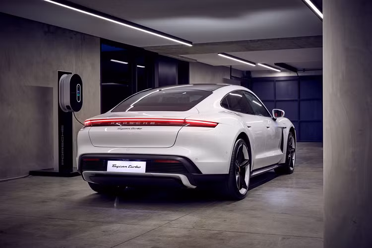 Phiên bản Porsche Taycan 4S mới được trang bị gói pin 79,2 kWh và 2 động cơ điện sản sinh công suất 429 mã lực và mô-men xoắn 640 Nm.