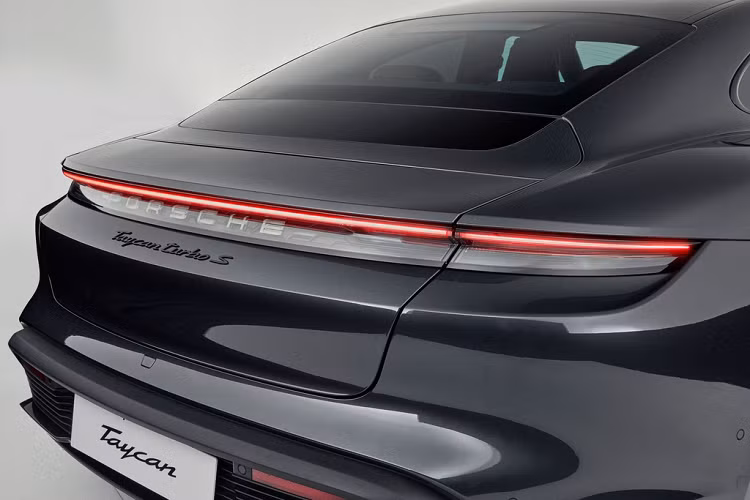 Porsche Taycan được trang bị các chế độ lái: Normal, Sport, Range và Sport Plus. Tùy từng chế độ, hệ thống treo và bộ hướng gió trước và sau sẽ được điều chỉnh tương ứng. Chế độ thể thao Sport Plus sẽ hạ thấp thân xe, mở rộng cánh gió sau để tăng lực ép xuống mặt đường.