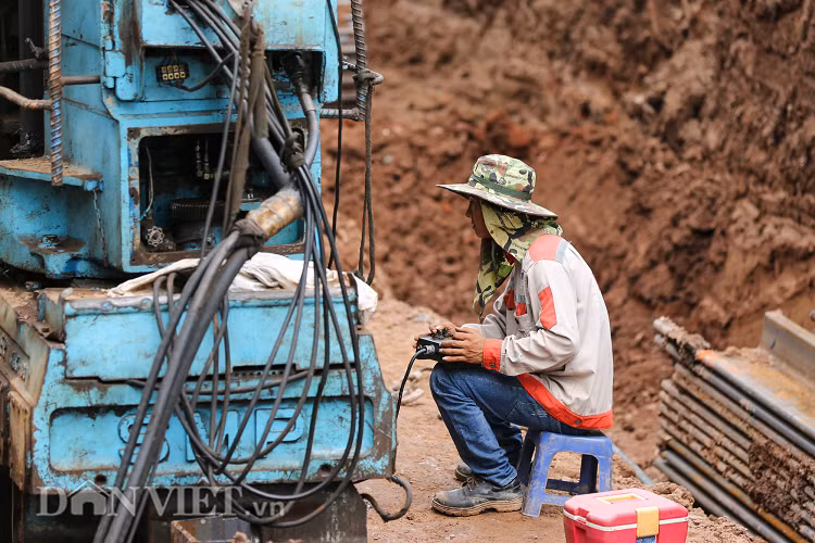 Các công nhân khẩn trương thi công công trình dưới trời nắng nóng. 