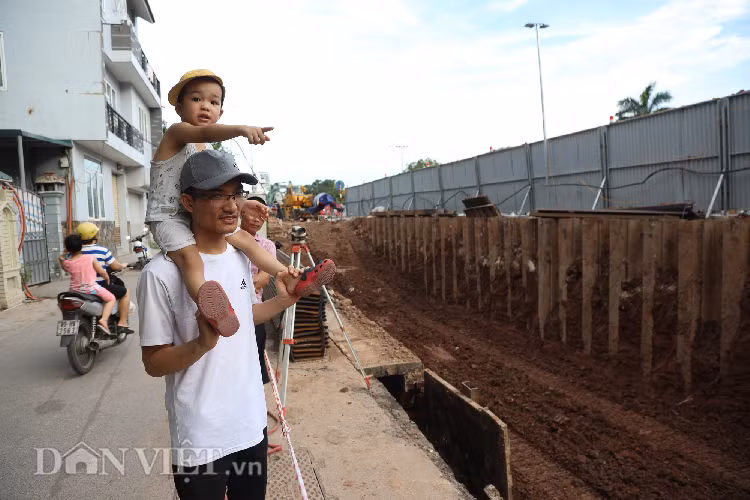 Anh Xuân Phương (Từ Hoa, Hà Nội) cho biết anh hoàn toàn đồng tình với dự án của thành phố. "Tuy nhiên, tôi cũng mong sau khi dự án hoàn thành, con đường gốm sứ sẽ được xây lại một cách hợp lý hơn, đẹp hơn", anh Phương nói.