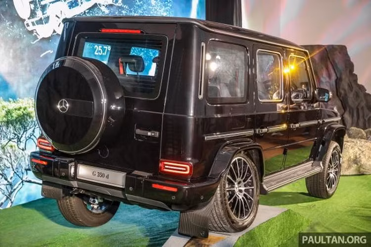 Mẫu xe SUV Mercedes-Benz G350d được trang bị động cơ dầu diesel OM656 3.0L 6 xi-lanh thẳng hàng có bộ tăng áp hai giai đoạn và điều khiển van biến thiên Camtronic, cho công suất 281 mã lực trong dải tua máy 3.400 - 4.600 vòng/phút, và mô-men xoắn cực đại 600Nm trong khoảng 1.200 - 3.200 vòng/phút.