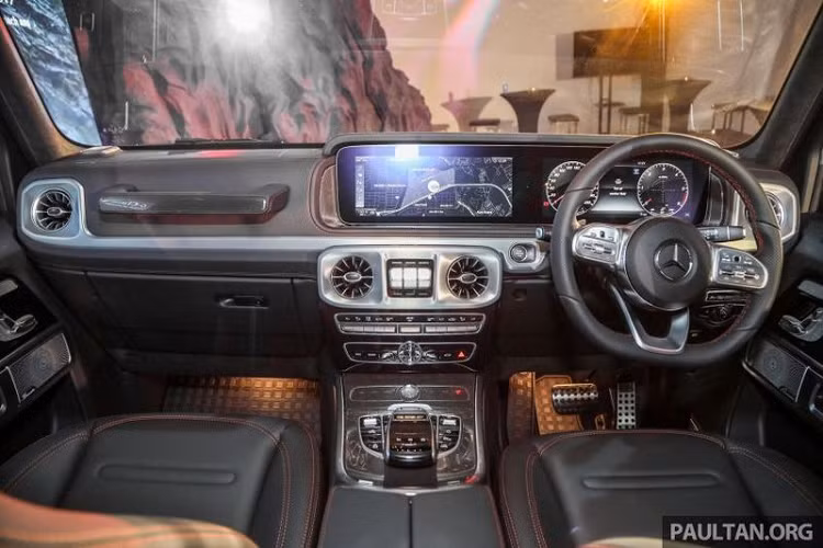 Các trang bị đáng chú ý khác của Mercedes-Benz G350d tại thị trường Malaysia gồm có tấm bảo vệ gầm màu bạc, ốp bảo vệ thân xe, kẹp phanh có chữ Mercedes-Benz, đèn pha Multibeam LED, cửa sổ trời trượt và kính chắn gió có chức năng sấy.