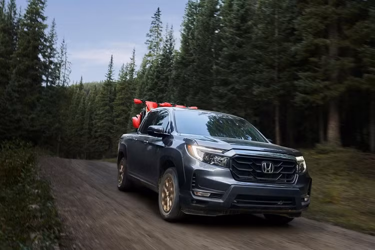 Đáng tiếc là hãng Honda không thay đổi khung gầm hay động cơ của mẫu xe bán tải này. Do đó, Honda Ridgeline 2021 vẫn dùng động cơ xăng VTEC V6, dung tích 3,5 lít, sản sinh công suất tối đa 280 mã lực và mô-men xoắn cực đại 355 Nm. Sức mạnh được truyền tới bánh thông qua hộp số tự động 9 cấp. Cuối cùng là hệ dẫn động cầu trước tiêu chuẩn và hệ dẫn động 4 bánh toàn thời gian điều hướng mô-men xoắn tùy chọn.