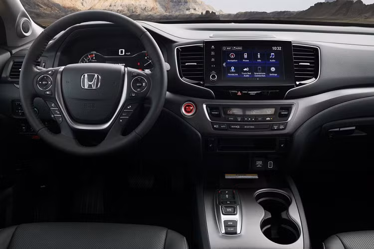 Đằng sau, Honda Ridgeline thế hệ mới không có nhiều thay đổi, trừ cản sau mới và 2 ống xả. Dù ở bản trang bị nào, mẫu xe bán tải này cũng dùng bộ vành hợp kim 18 inch với thiết kế rắn rỏi hơn.