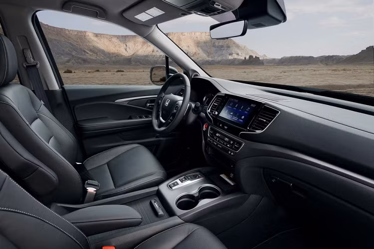 Nếu muốn sở hữu Ridgeline 2021 nổi bật hơn, khách hàng có thể chi thêm tiền cho gói phụ kiện Honda Performance Development (HPD). Gói phụ kiện này bao gồm lưới tản nhiệt riêng, chắn bùn màu đen, bộ vành màu đồng và tem HPD đặc biệt trên thành thùng sau.